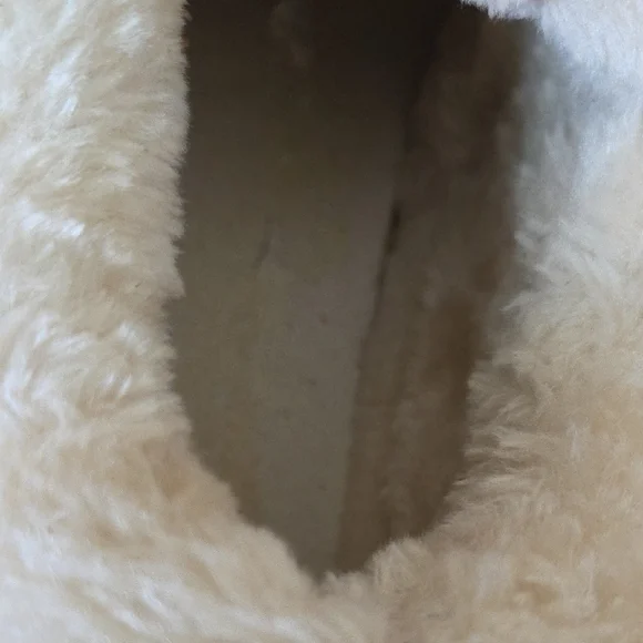 Minnetonka Tan Winter Boots with White Fur Lining - Picture 7 of 10